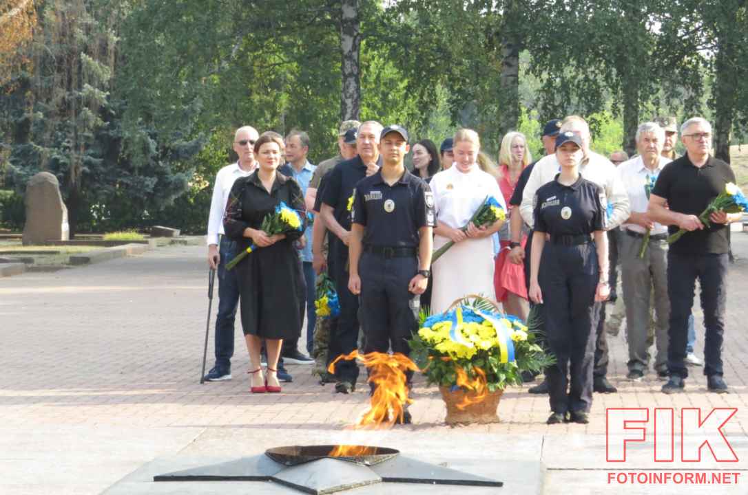 Церемонія підняття найбільшого Державного Прапора України на Меморіальному комплексі Фортечні вали у Кропивницькому