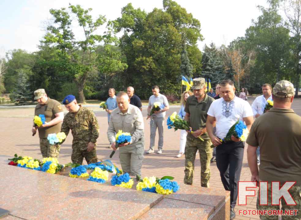 Церемонія підняття найбільшого Державного Прапора України на Меморіальному комплексі Фортечні вали у Кропивницькому
