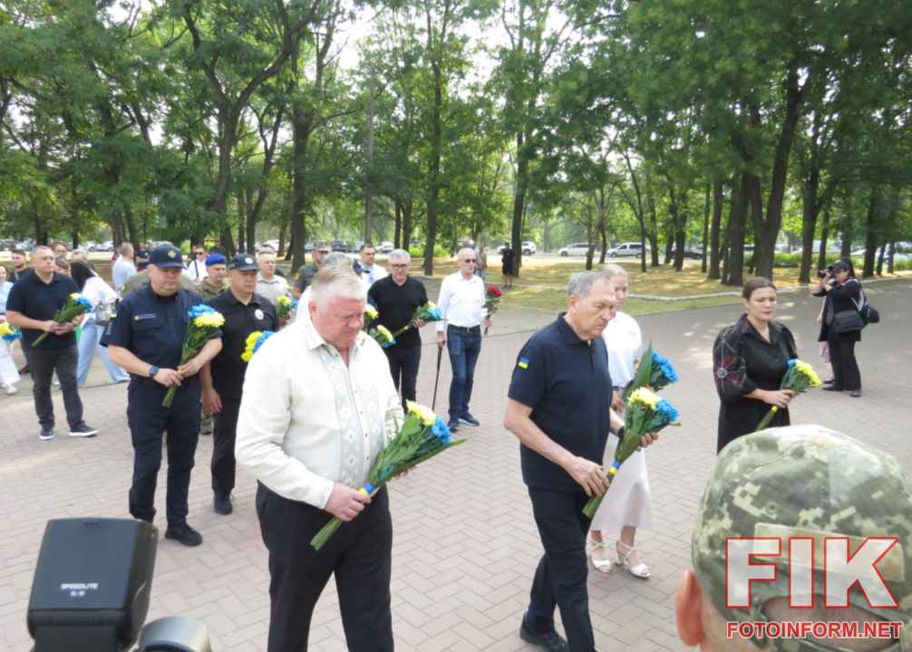 Церемонія підняття найбільшого Державного Прапора України на Меморіальному комплексі Фортечні вали у Кропивницькому