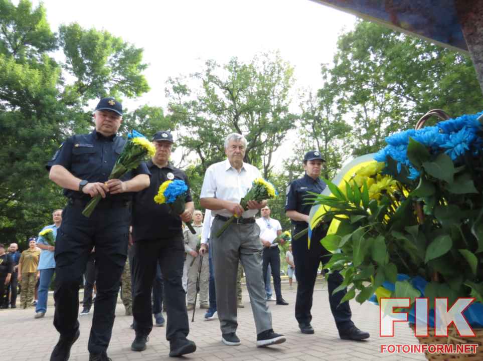 Церемонія підняття найбільшого Державного Прапора України на Меморіальному комплексі Фортечні вали у Кропивницькому