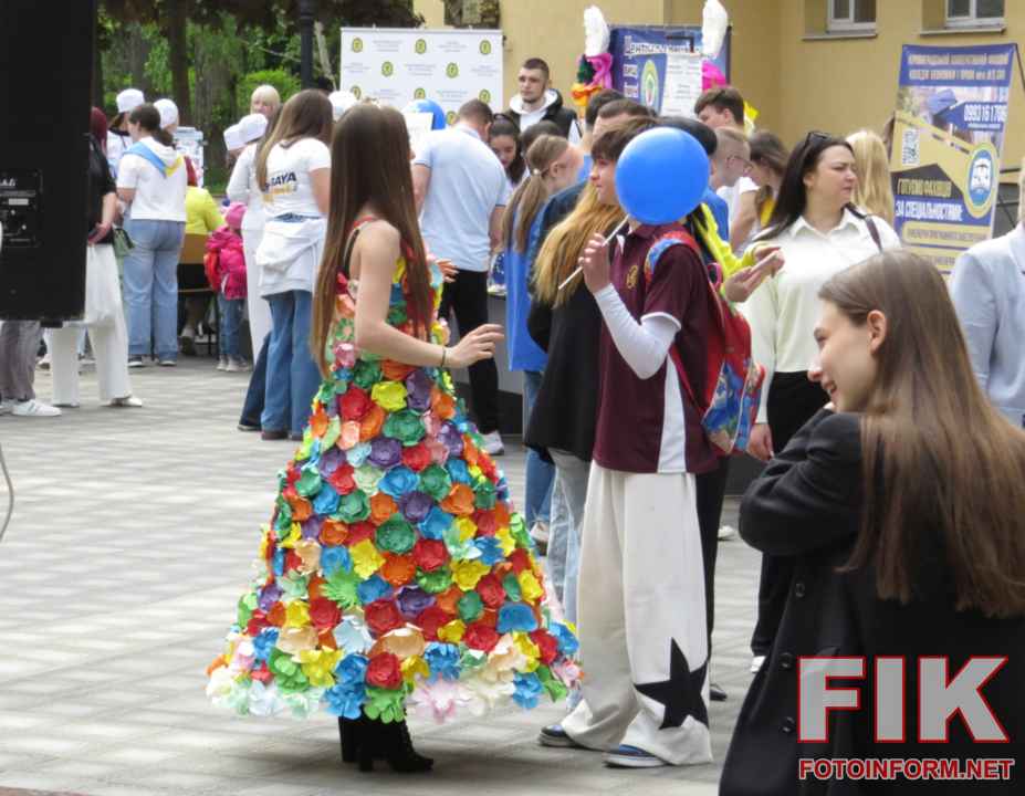 Презентація проєктів євроклубів та майстер-класи біля ЦДУ імені Володимира Винниченка.