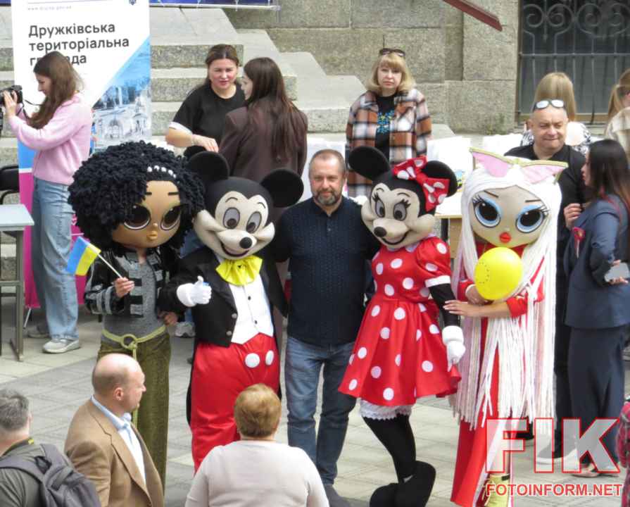 Презентація проєктів євроклубів та майстер-класи біля ЦДУ імені Володимира Винниченка.