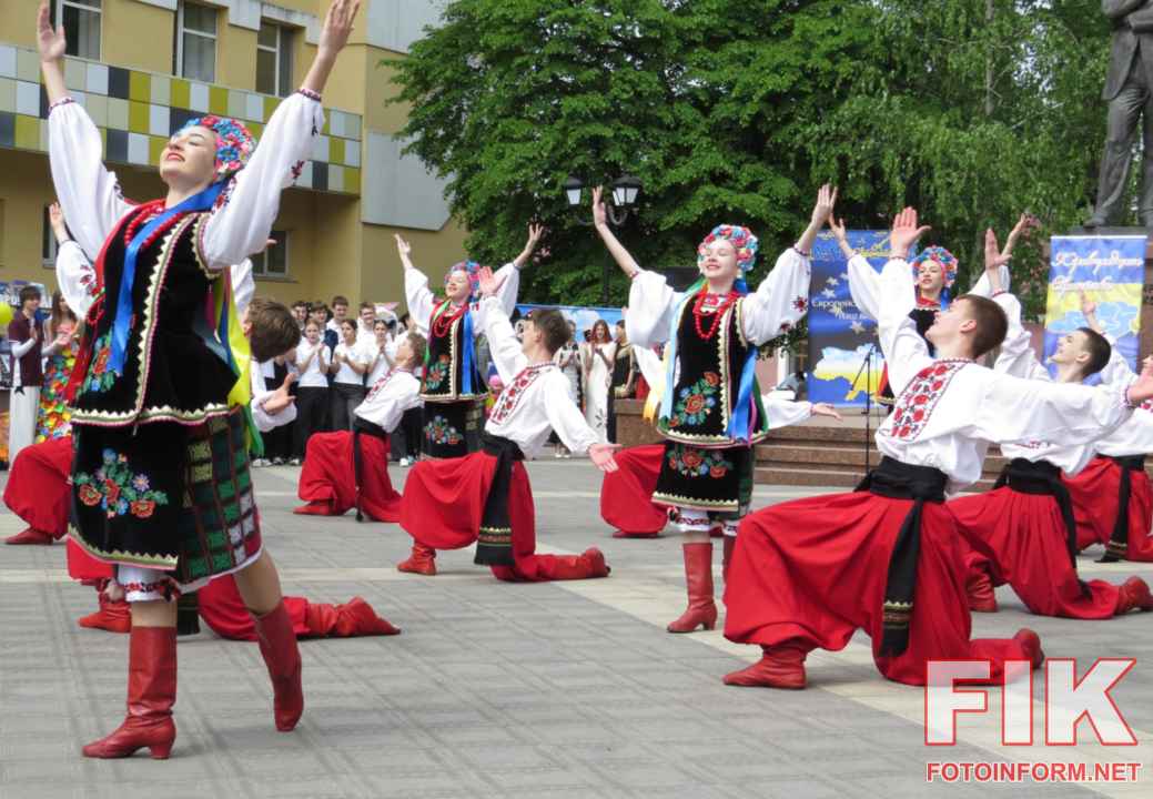 Презентація проєктів євроклубів та майстер-класи біля ЦДУ імені Володимира Винниченка.