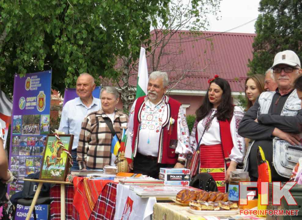 Презентація проєктів євроклубів та майстер-класи біля ЦДУ імені Володимира Винниченка.