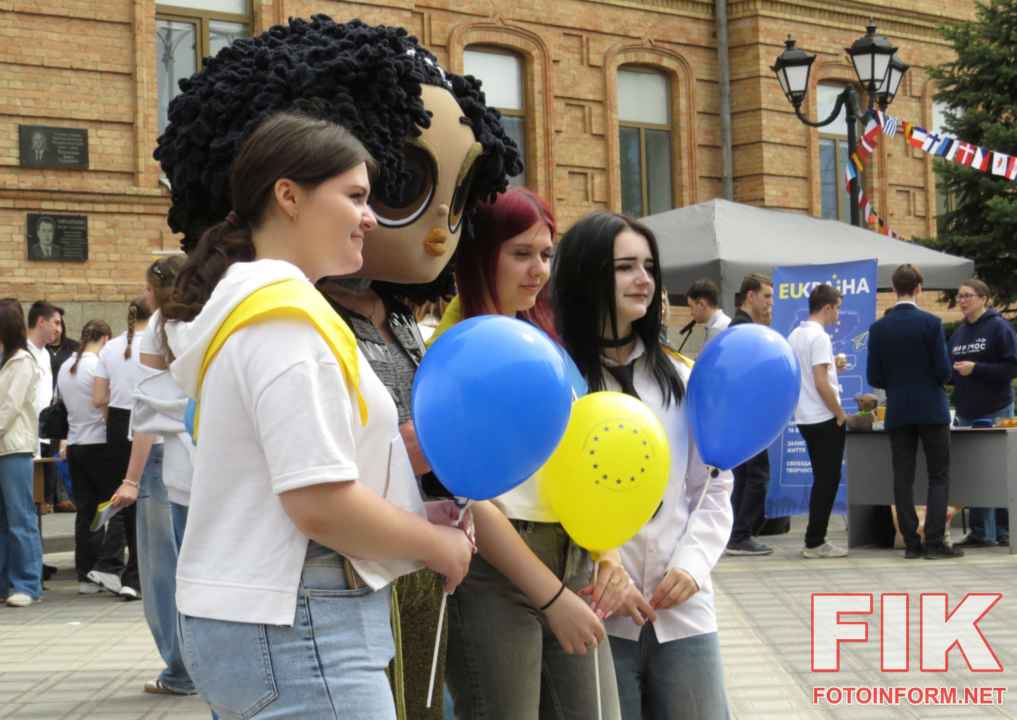 Презентація проєктів євроклубів та майстер-класи біля ЦДУ імені Володимира Винниченка.