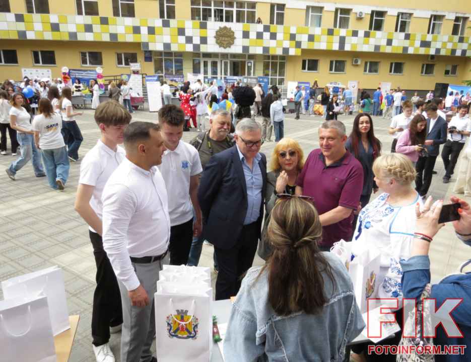 Презентація проєктів євроклубів та майстер-класи біля ЦДУ імені Володимира Винниченка.
