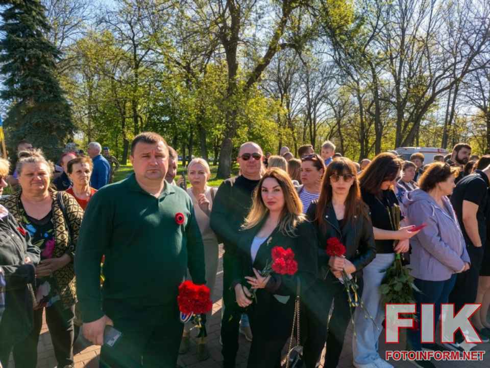 Волонтер Геннадій Шевченко Меморіал Слави у Кропивницькому під час вшанування пам'яті героїв Другої світової війни та сучасності.