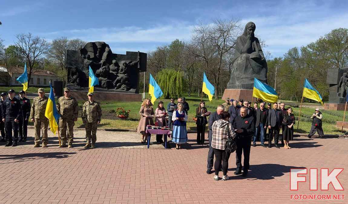 Андрій Райкович вручає орден За мужність родині загиблого військовослужбовця.