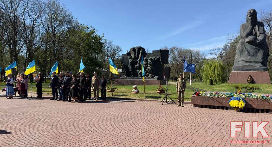 Меморіал Слави у Кропивницькому під час вшанування пам'яті героїв Другої світової війни та сучасності.