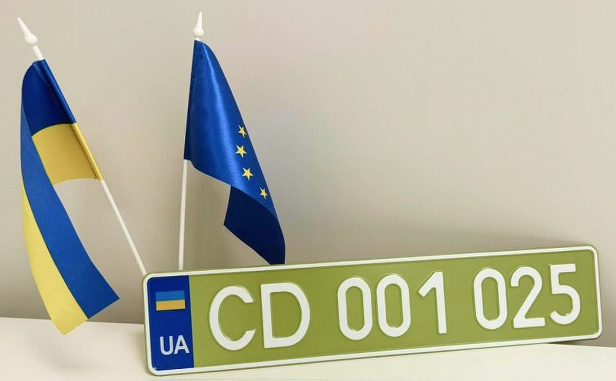 Новий дипломатичний номерний знак України оливкового кольору з шістьма цифрами"