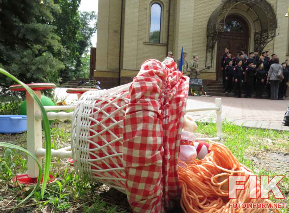 Акція Голоси дітей у Кропивницькому біля Храму Успіння Пресвятої Богородиці ПЦУ, 4 червня.