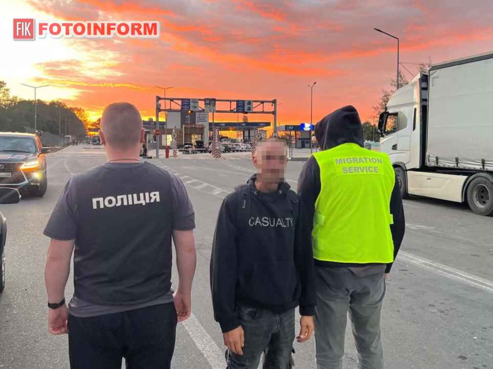 Працівники ДМС та поліції супроводжують громадянина Молдови для примусового видворення з України