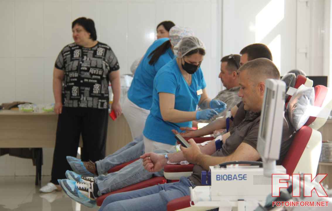 Жителі Кропивницького здають кров під час благодійної акції до Всесвітнього дня донора