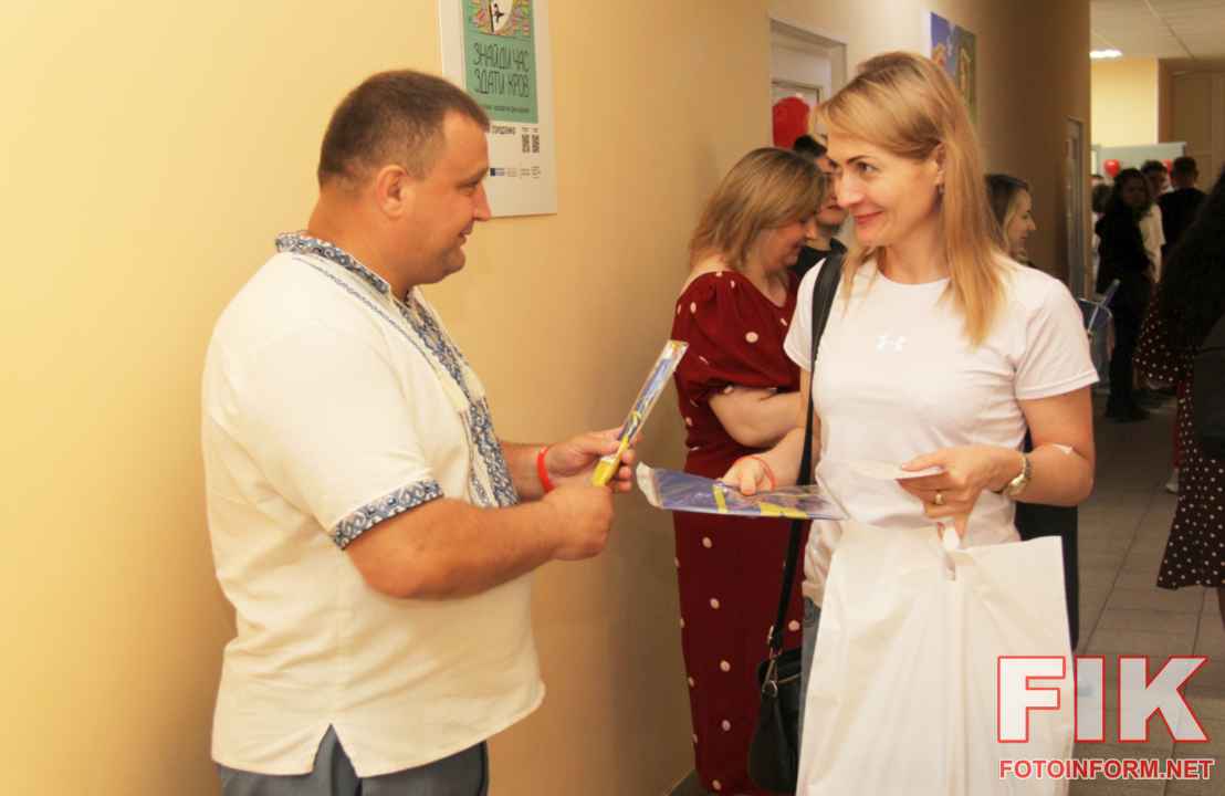 Волонтер Геннадій Шевченко вручає прапор України донору на станції переливання крові у Кропивницькому