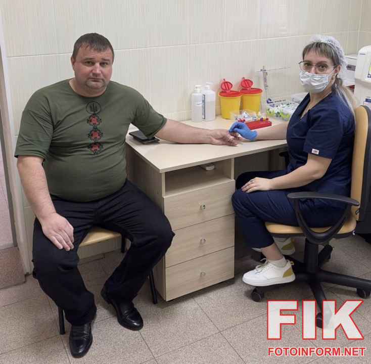 Геннадій Шевченко під час донації крові у Кропивницькому для допомоги ЗСУ та дітям.