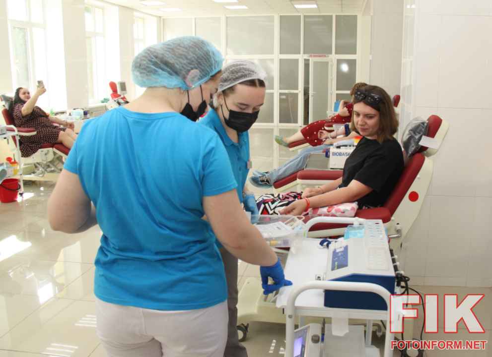 Жителі Кропивницького здають кров під час благодійної акції до Всесвітнього дня донора