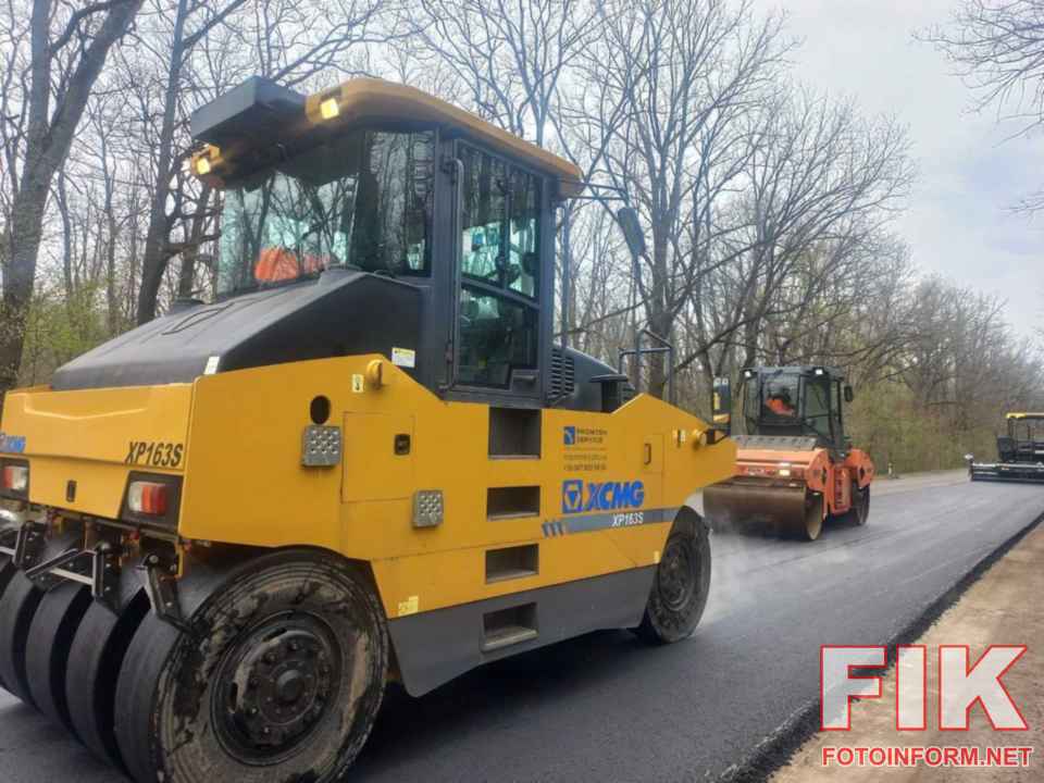 Дорожня техніка під час укладання нового асфальту на автошляху в Кіровоградській області.