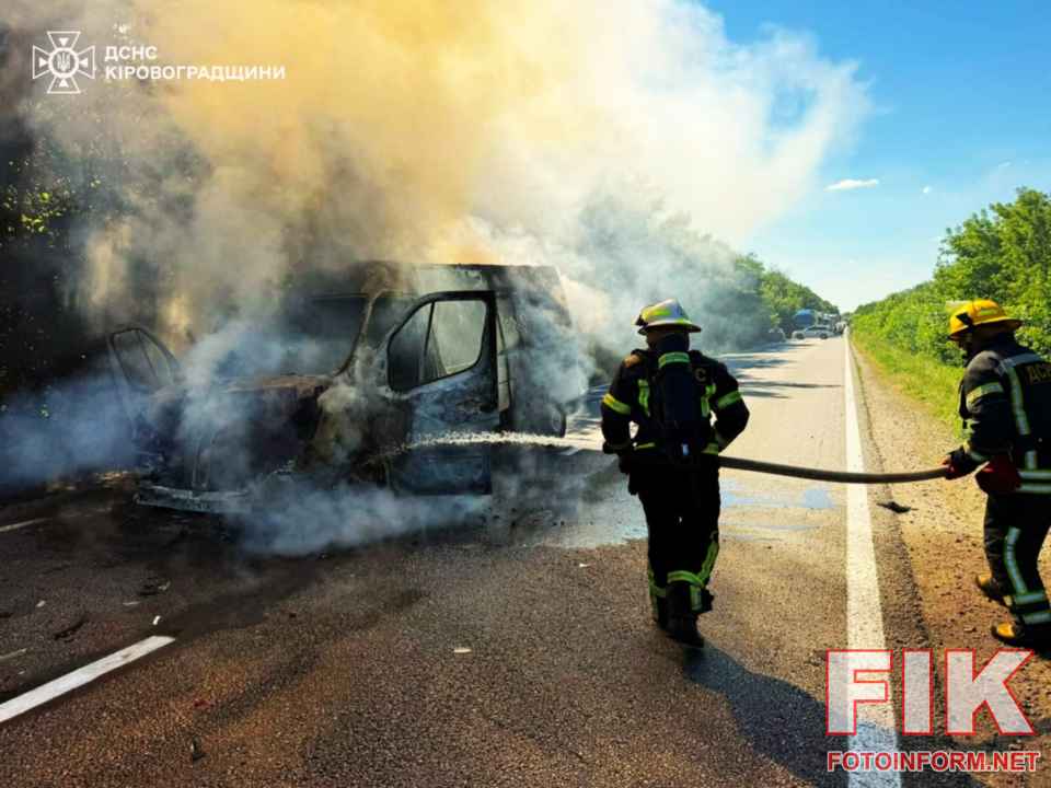 Пожежники ГУ ДСНС у Кіровоградській області ліквідують займання під час виклику.
