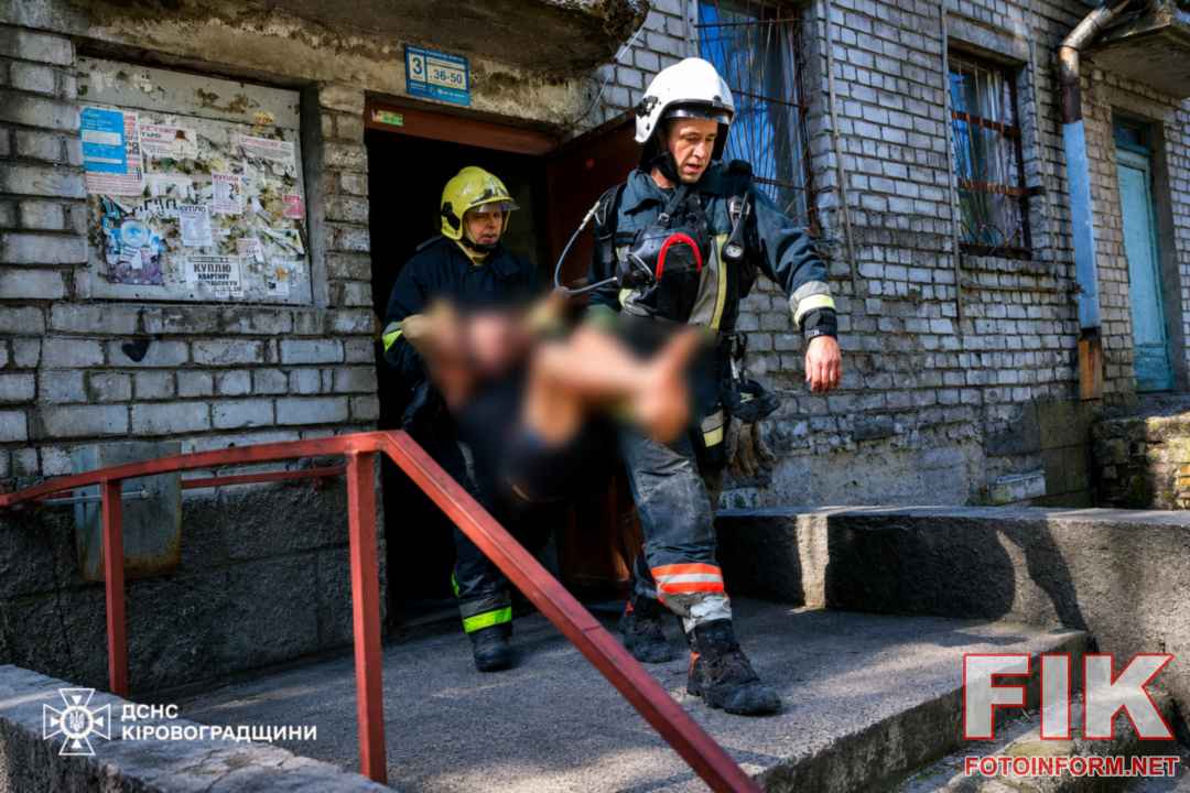 рятувальники ДСНС ліквідують займання в Олександрійському районі Кіровоградської області.
