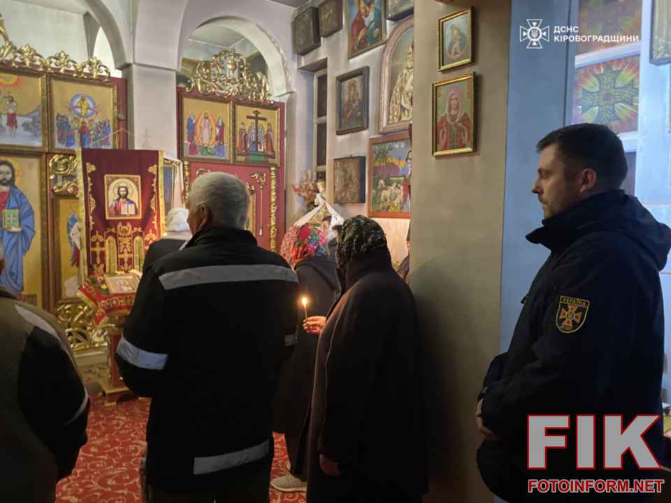Офіцер-рятувальник громади ДСНС проводить інструктаж зі священником у храмі на Кіровоградщині під час Великодніх свят.