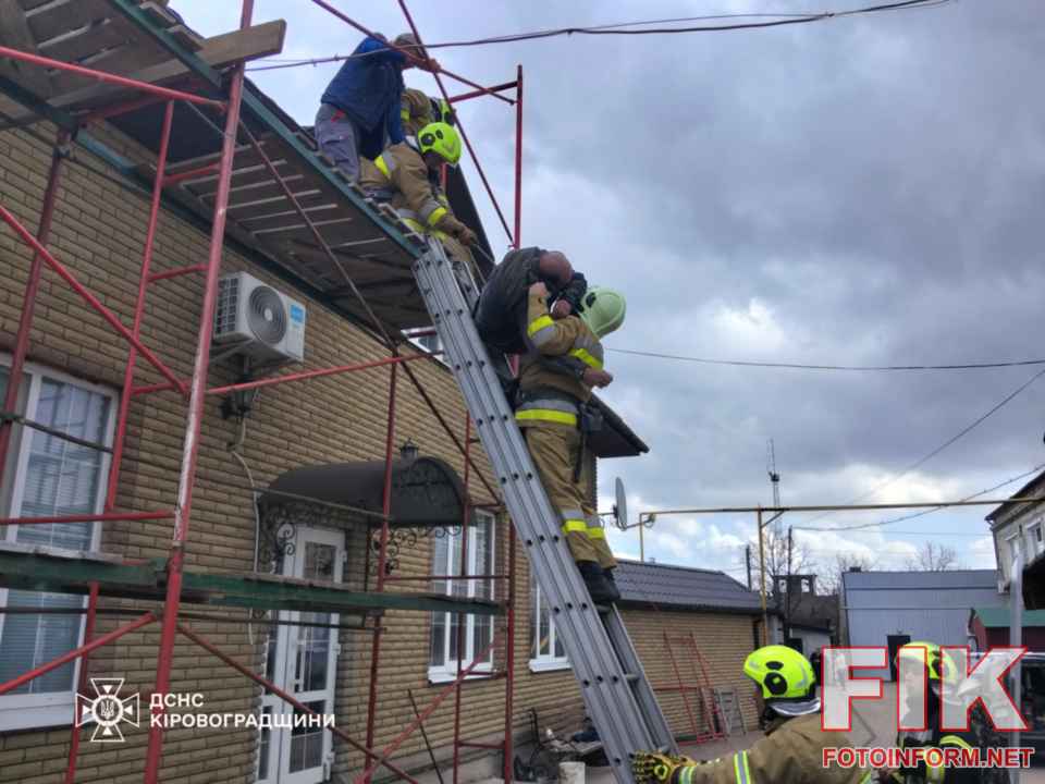 Рятувальники ДСНС Кіровоградської області під час надання допомоги чоловікові в Бобринці.