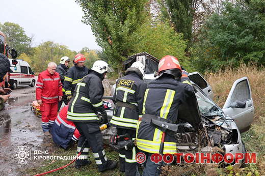 У Кропивницькому рятувальники деблокували з понівеченої автівки жінку після ДТП (ФОТО)