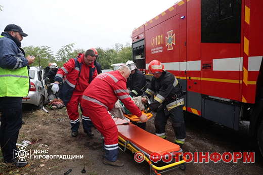 У Кропивницькому рятувальники деблокували з понівеченої автівки жінку після ДТП (ФОТО)