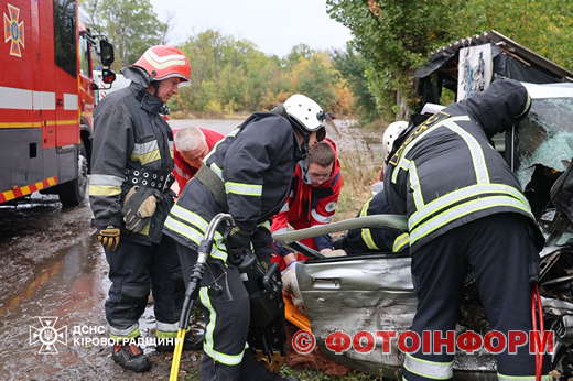 У Кропивницькому рятувальники деблокували з понівеченої автівки жінку після ДТП (ФОТО)