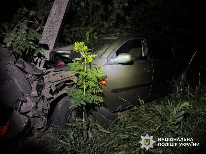 Понівечений автомобіль Renault Megane після ДТП із бетонною опорою у Кропивницькому
