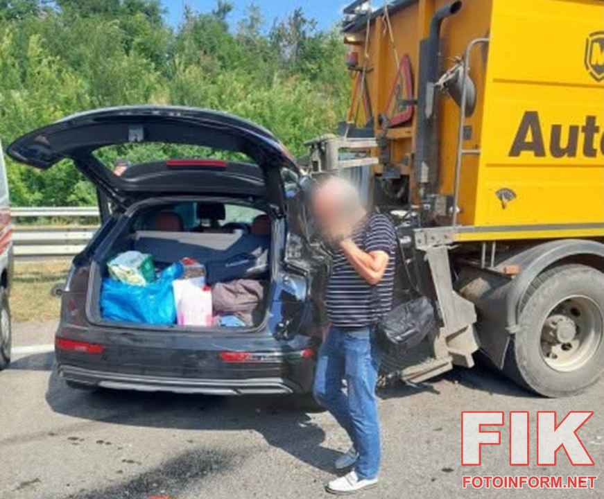 Службове авто та пошкоджений автомобіль Audi Q5 на місці смертельної ДТП на автодорозі М-05 Київ – Одеса