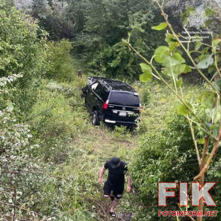 Розбитий позашляховик Lexus GX після ДТП у кюветі біля села Соколівське, на місці події працює патрульна поліція Кропивницького.