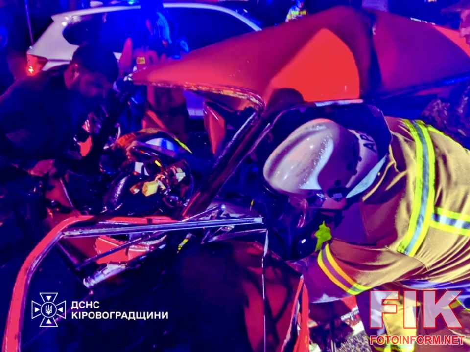 Рятувальники ДСНС деблокують постраждалого з понівеченого автомобіля під час ДТП у Кропивницькому