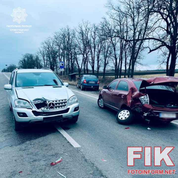 Пошкоджені Mercedes-Benz та Chevrolet Cobalt на місці ДТП біля Знам'янки Другої
