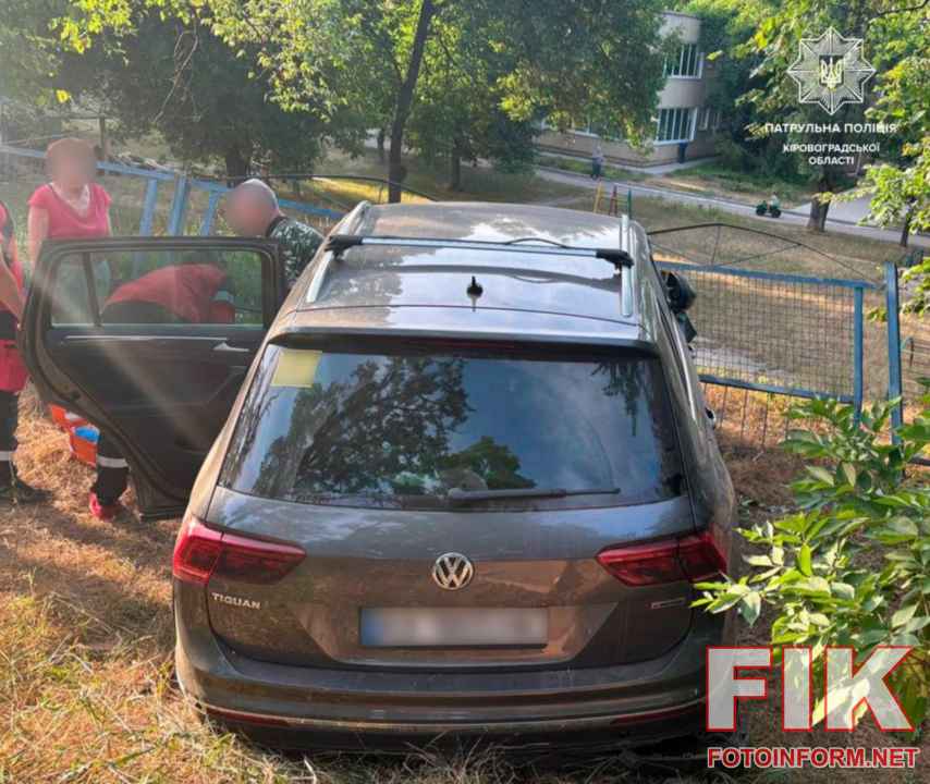 Автомобіль Volkswagen Tiguan після ДТП на вулиці Преображенській у Кропивницькому