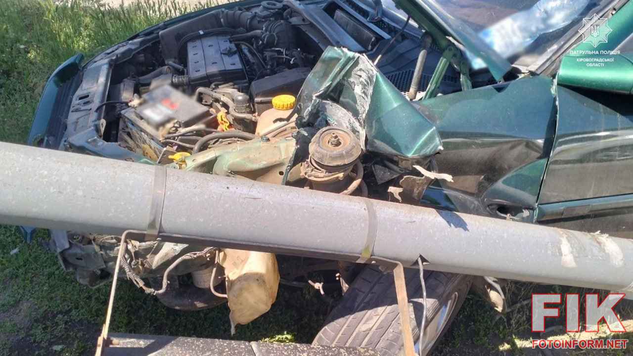 Автомобіль Opel Vectra з пошкодженнями передньої частини після наїзду на світлофор у Кропивницькому.