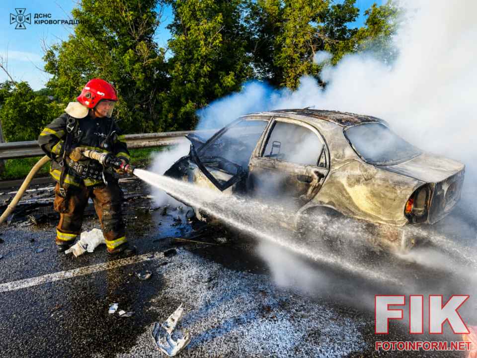 Палаючий автомобіль ЗАЗ після зіткнення з Volkswagen на трасі М-30 у селі Куколівка на Кіровоградщині.