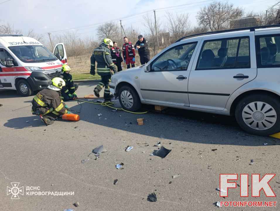 Співробітники ГУ ДСНС України у Кіровоградській області працюють на місці смертельної ДТП в Олександрії