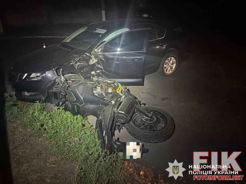 місце зіткнення автомобіля Skoda і мотоцикла на вулиці Грушевського у Знам'янці