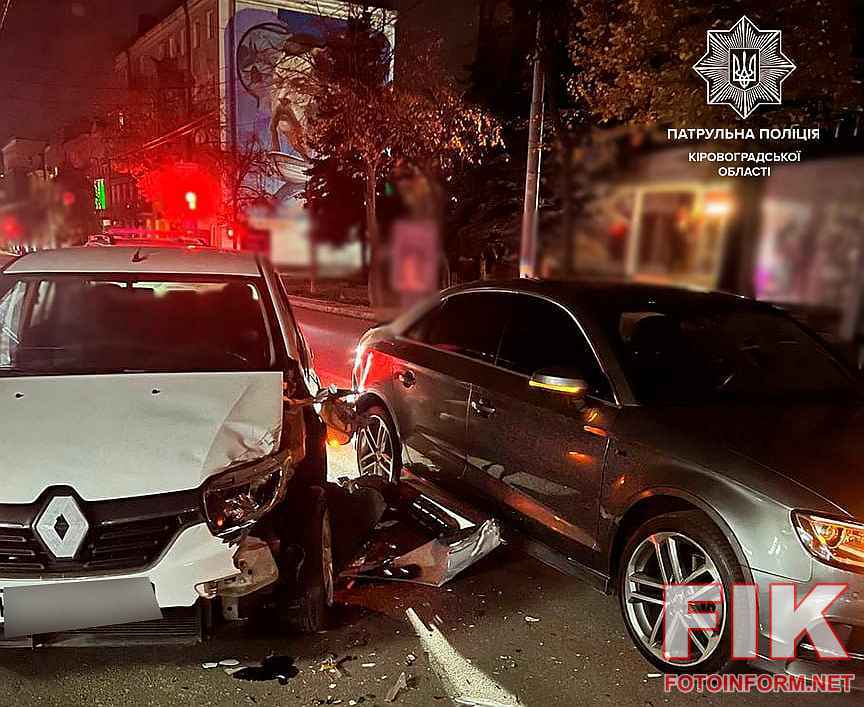 Наслідки нічної ДТП у Кропивницькому на вулиці Великій Перспективній за участю двох легковиків