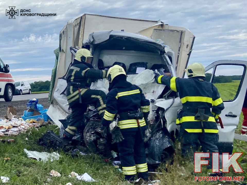 Наслідки ДТП біля села Дмитрівка: понівечена кабіна вантажівки, на місці події працюють рятувальники ДСНС Кіровоградщини.