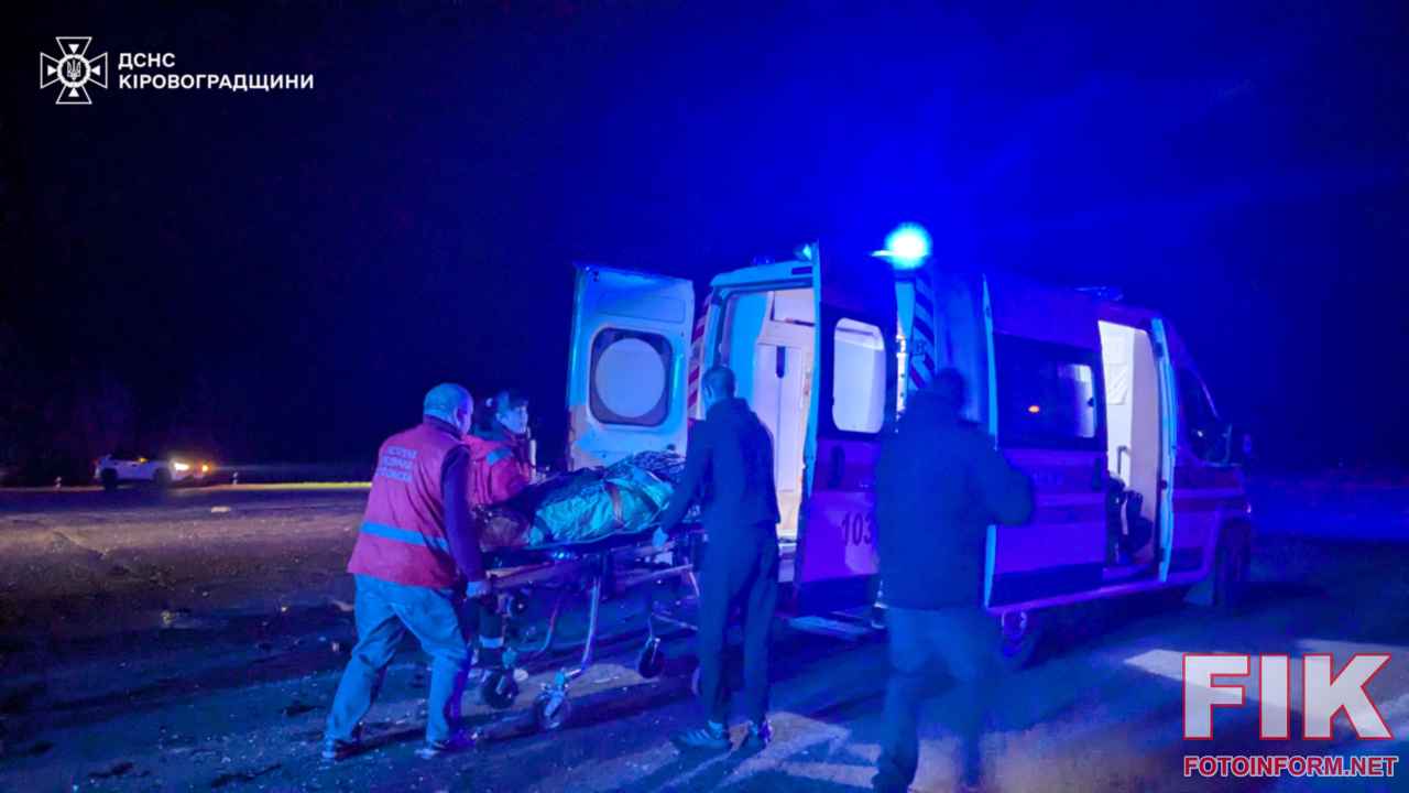 Рятувальники ДСНС працюють на місці ДТП на трасі Н-24 поблизу Голованівська, деблокування постраждалих із понівеченого авто.