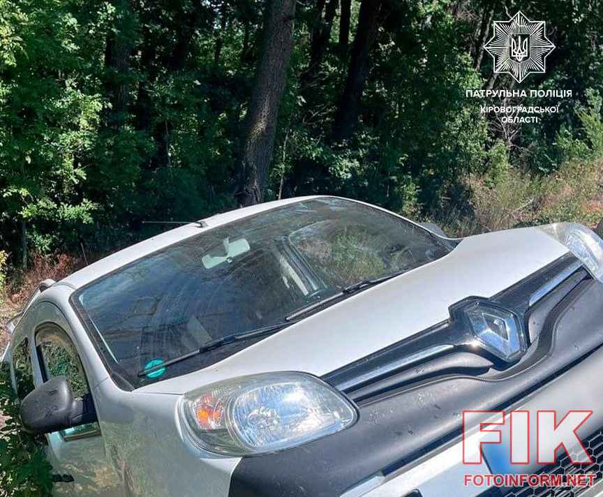 Вантажівка MAN та автомобіль Renault Kangoo у кюветі після ДТП на трасі М-30