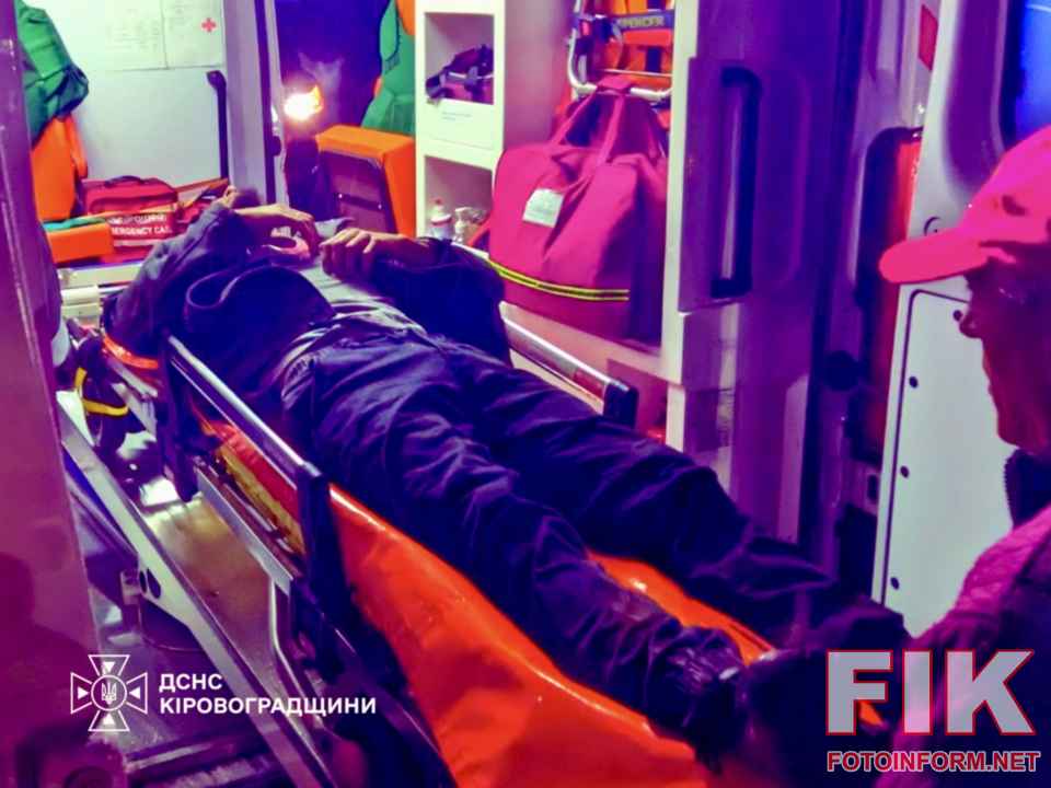 Рятувальники ДСНС деблокують постраждалого з понівеченого автомобіля під час ДТП у Кропивницькому