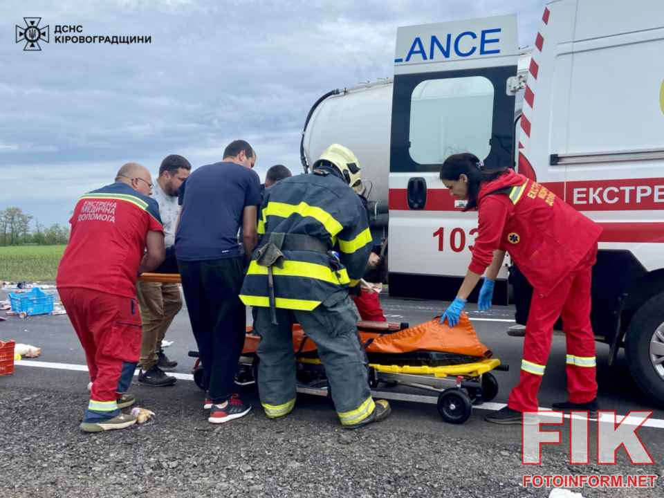 Наслідки ДТП біля села Дмитрівка: понівечена кабіна вантажівки, на місці події працюють рятувальники ДСНС Кіровоградщини.