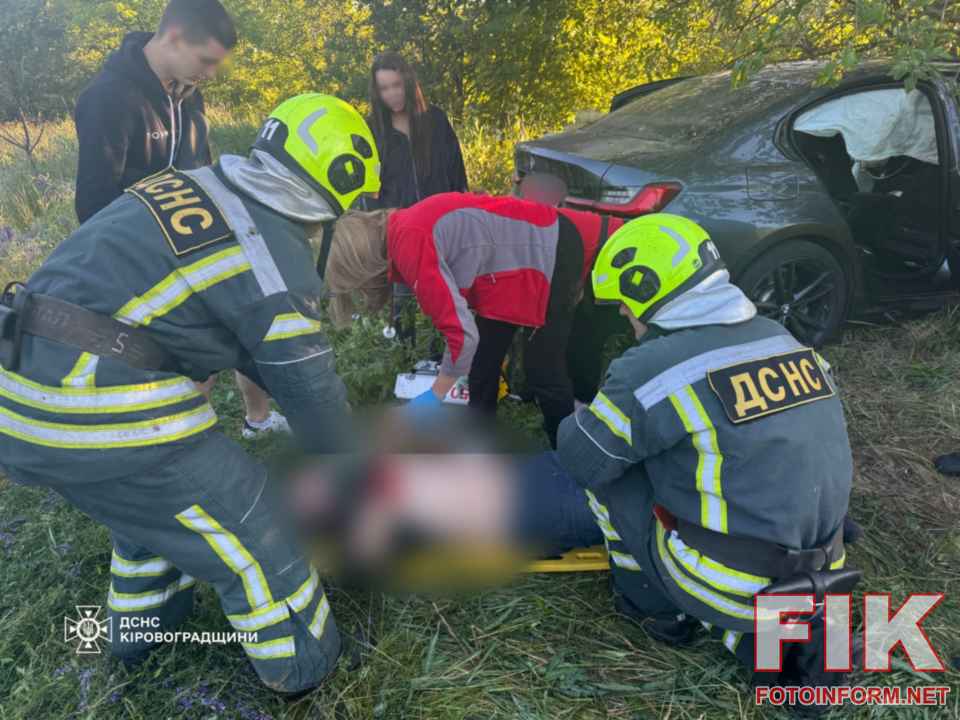 Рятувальники ДСНС Олександрії деблокують постраждалих із салону авто після аварії.