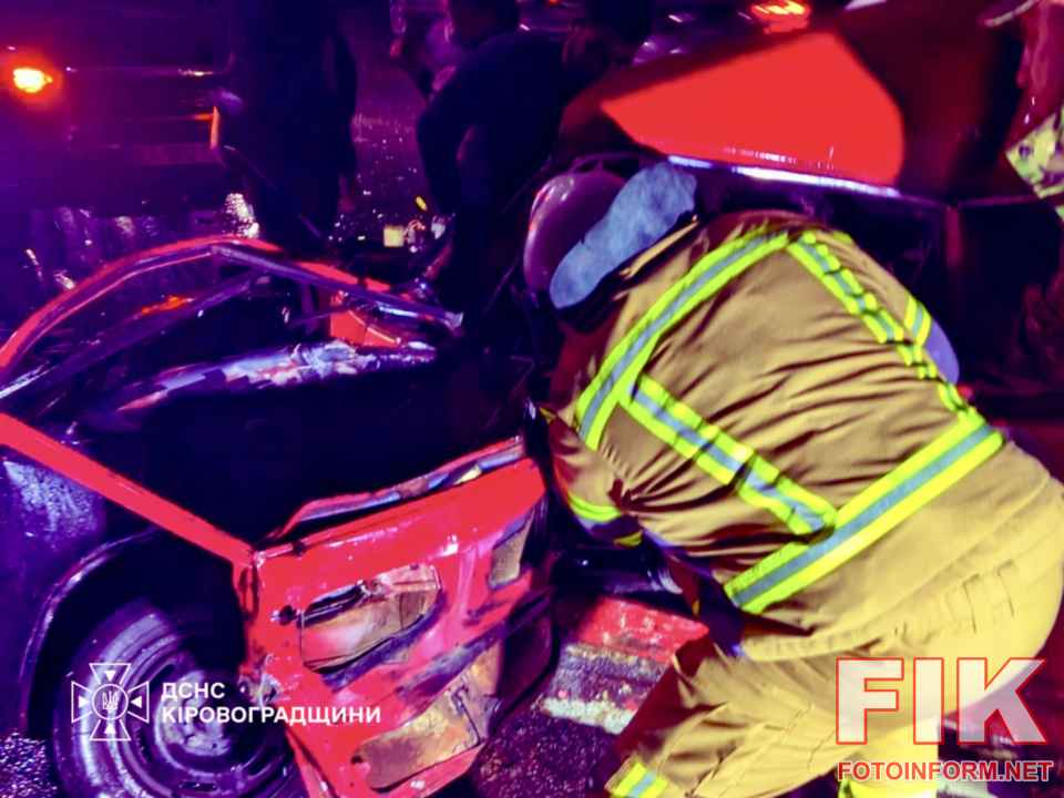 Рятувальники ДСНС деблокують постраждалого з понівеченого автомобіля під час ДТП у Кропивницькому