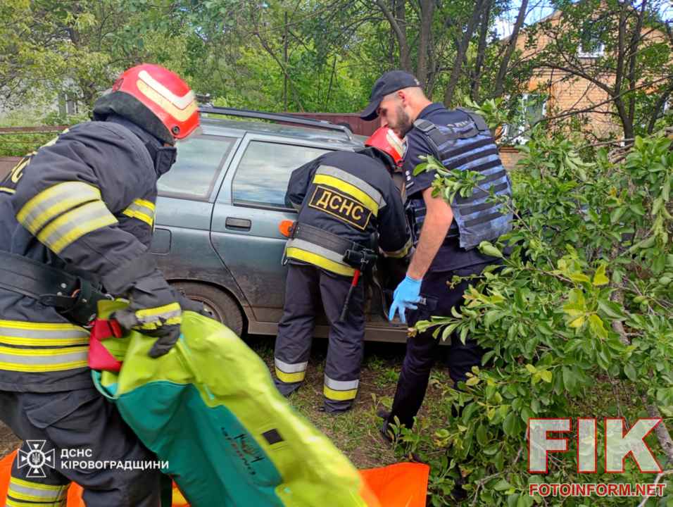 Рятувальники ДСНС та поліцейські деблокують постраждалих із пошкодженого в ДТП автомобіля в Новоукраїнському районі.