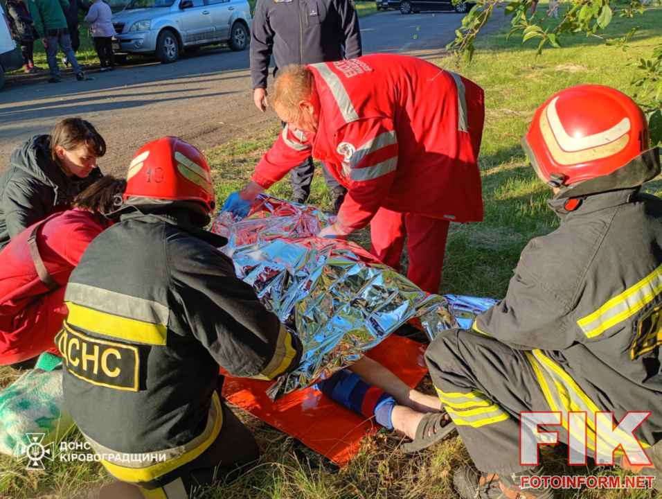 Рятувальники ДСНС та поліцейські деблокують постраждалих із пошкодженого в ДТП автомобіля в Новоукраїнському районі.