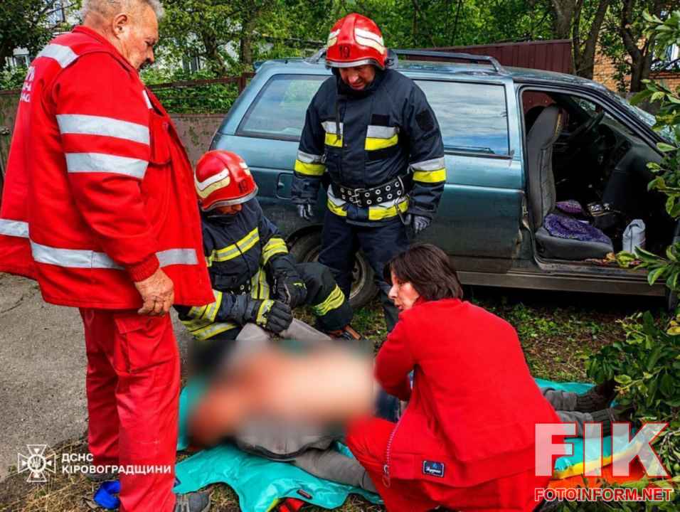 Рятувальники ДСНС та поліцейські деблокують постраждалих із пошкодженого в ДТП автомобіля в Новоукраїнському районі.