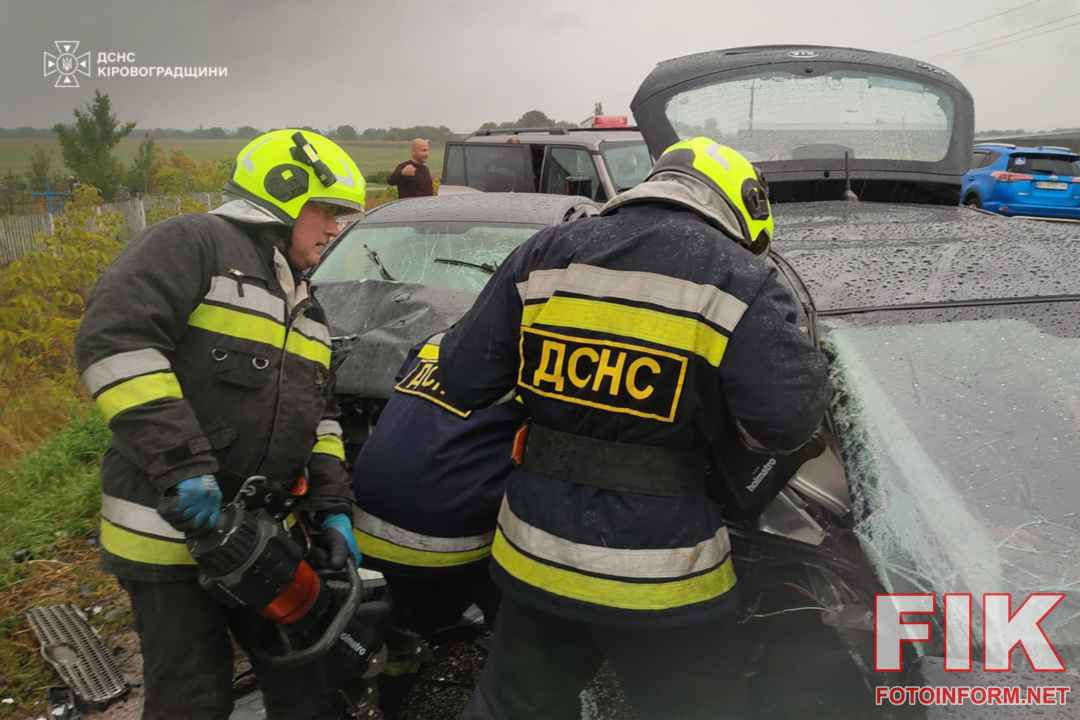 Рятувальники ДСНС деблокують постраждалу з понівеченого авто після ДТП на Кіровоградщині